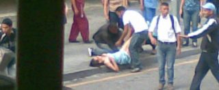 Copertina di Venezuela, partorisce su un marciapiede a Caracas: non aveva i soldi per l’ospedale