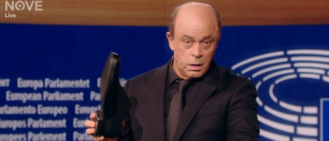 Crozza-Moscovici con la scarpa dell’eurodeputato leghista: “A un passo dal burrone e fate i ‘coglionas avec le scarpon'”