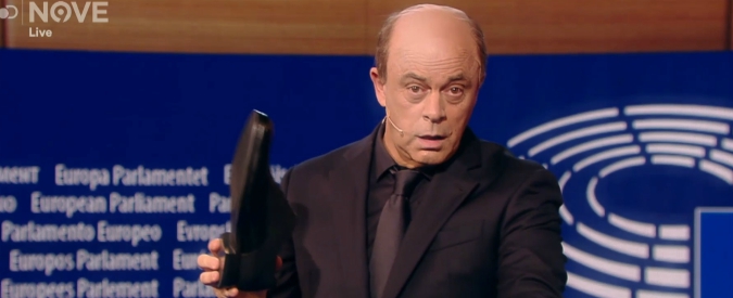 Copertina di Crozza-Moscovici con la scarpa dell’eurodeputato leghista: “A un passo dal burrone e fate i ‘coglionas avec le scarpon'”
