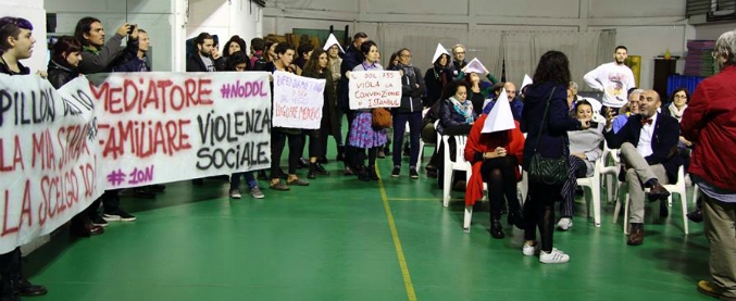 Copertina di Massa, Pillon presenta il “suo” ddl in una sala deserta. Poi viene contestato: “Difendiamo i diritti dal tuo Medioevo”