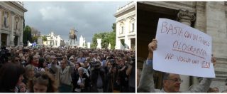 Copertina di Roma, migliaia di cittadini al Campidoglio contro il degrado. I cori: “Raggi dimettiti”. “L’avevo votata, ora mi pento”