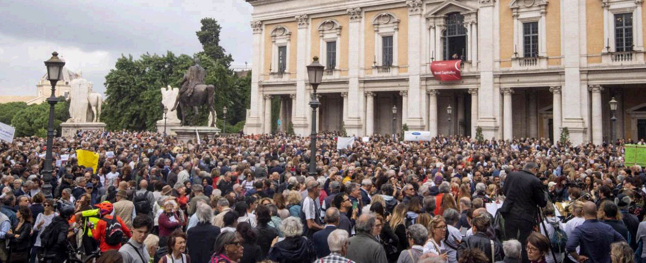 Copertina di “Roma dice basta”, migliaia di persone al Campidoglio contro il degrado. I cori per la sindaca Raggi: “Dimissioni”
