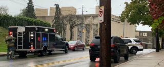 Copertina di Pittsburgh, un uomo spara nella sinagoga e uccide 11 persone. L’urlo: “Tutti gli ebrei devono morire”. Poi si arrende