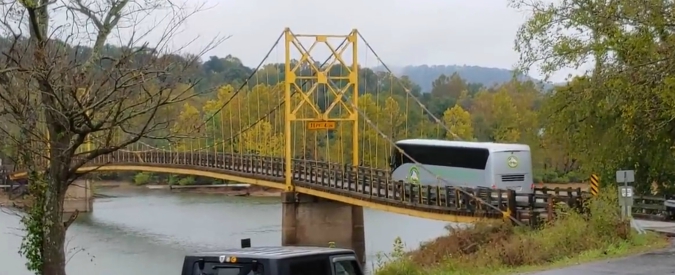 Copertina di L’autista del bus ignora i limiti di peso del ponte e cerca di attraversarlo. Ecco come va a finire