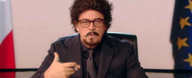 Copertina di Crozza-Toninelli e il blocco alle grandi opere: “Guardo i fogli per ore e non so se devo leggere prima le righe nere o gli spazi bianchi intorno”