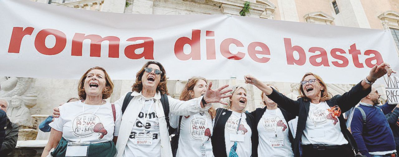 Copertina di “Roma dice basta”, sit in anti-Raggi in Campidoglio