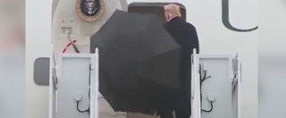 Copertina di Trump non sa chiudere l’ombrello? Ecco cosa fa il presidente degli Usa prima di entrare nell’aereo