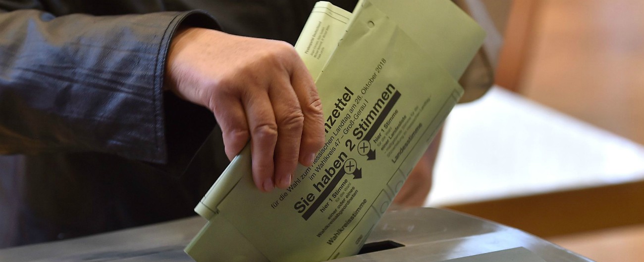 Elezioni in Assia, exit poll: la Cdu crolla di 11 punti rispetto al 2013, al 27%. Volano al 20% i Verdi, sale l’ultradestra di Afd