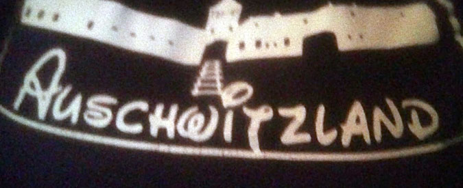 Selene Ticchi, manifestante a Predappio con la scritta “Auschwitzland” sulla maglietta. “È solo humor nero”