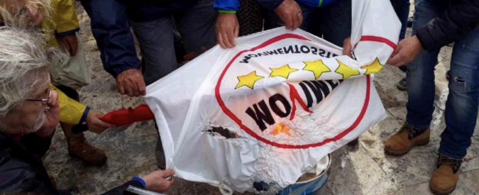 No Tap, bruciano le bandiere del M5S. Anche le schede elettorali vanno al rogo: ‘Questa terra non in vendita, dimettetevi’