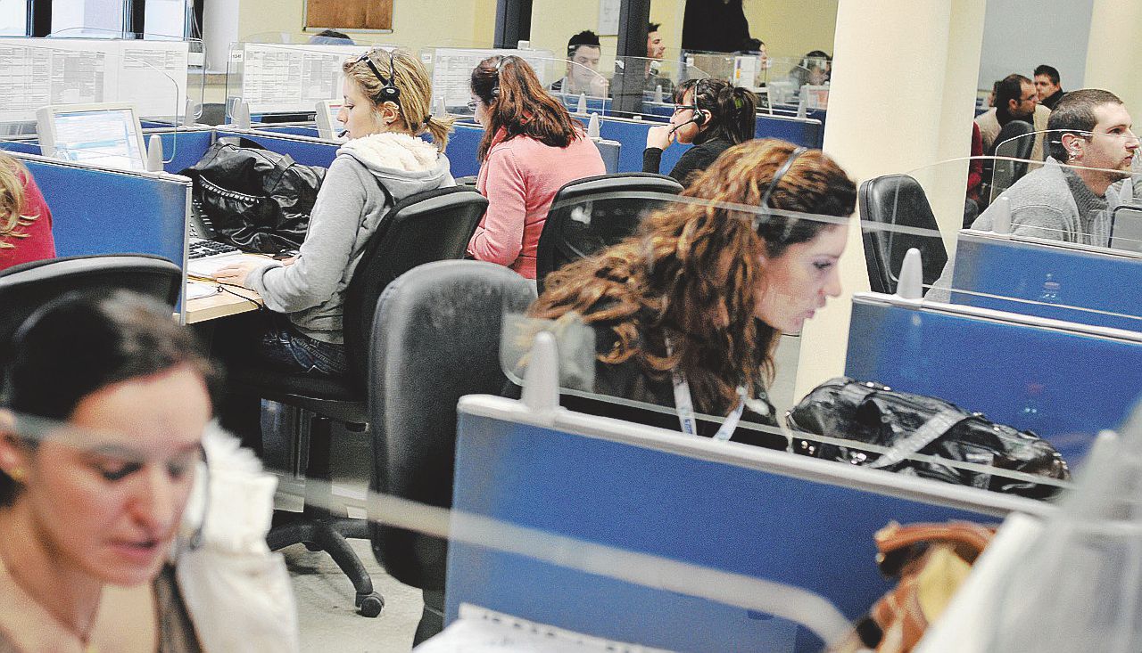 “Comportamento antisindacale”: condannato il call center che ha applicato il contratto al ribasso della Cisal (il sindacato che piace a Meloni)