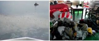 Copertina di Incidente aereo Indonesia, le prime immagini dal luogo del disastro: detriti in mare, oggetti e una chiazza di carburante