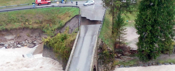 Copertina di Friuli, torrente esonda e allaga Ovaro: case e chiesa inondate, crolla una parte di ponte. Le immagini