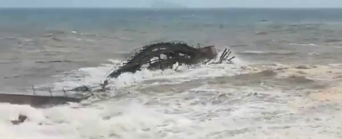 Copertina di Isola d’Elba, il momento in cui le onde distruggono il pontile di Rio Marina: era simbolo storico delle miniere