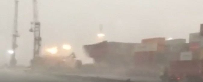 Copertina di Maltempo, tromba d’aria e mareggiata alla Spezia. Al porto cadono alcuni container