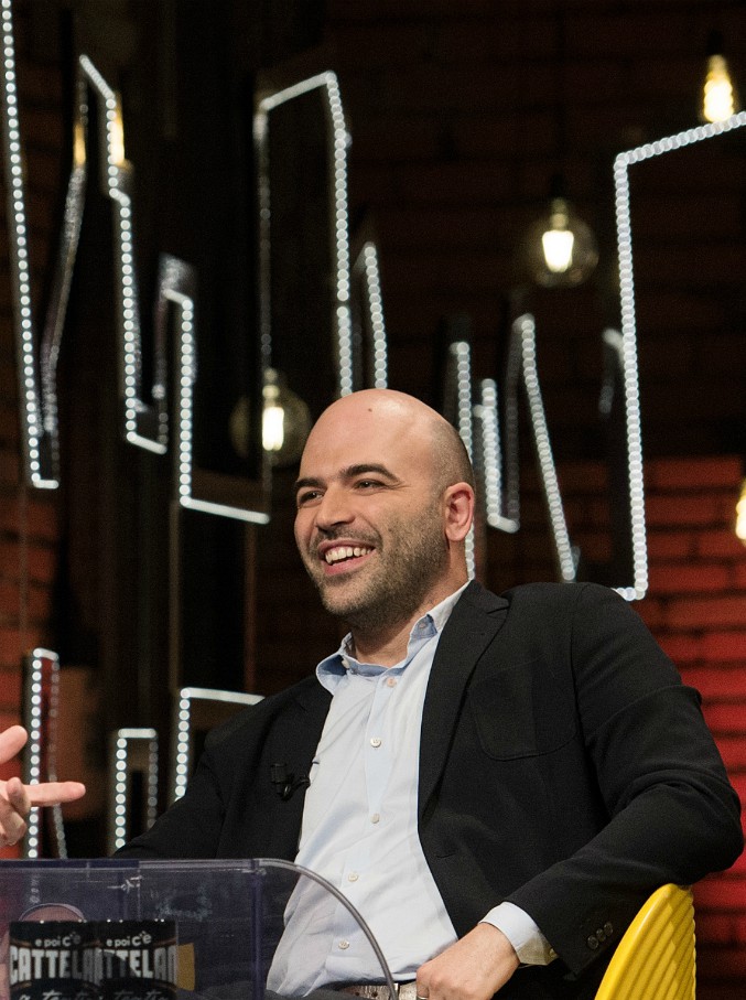 Copertina di Epcc, gara di haters tra Cattelan e Saviano: “Marchettaro o pezzo di m… per chi sono gli insulti?”. Poi il duetto con Gué Pequeno