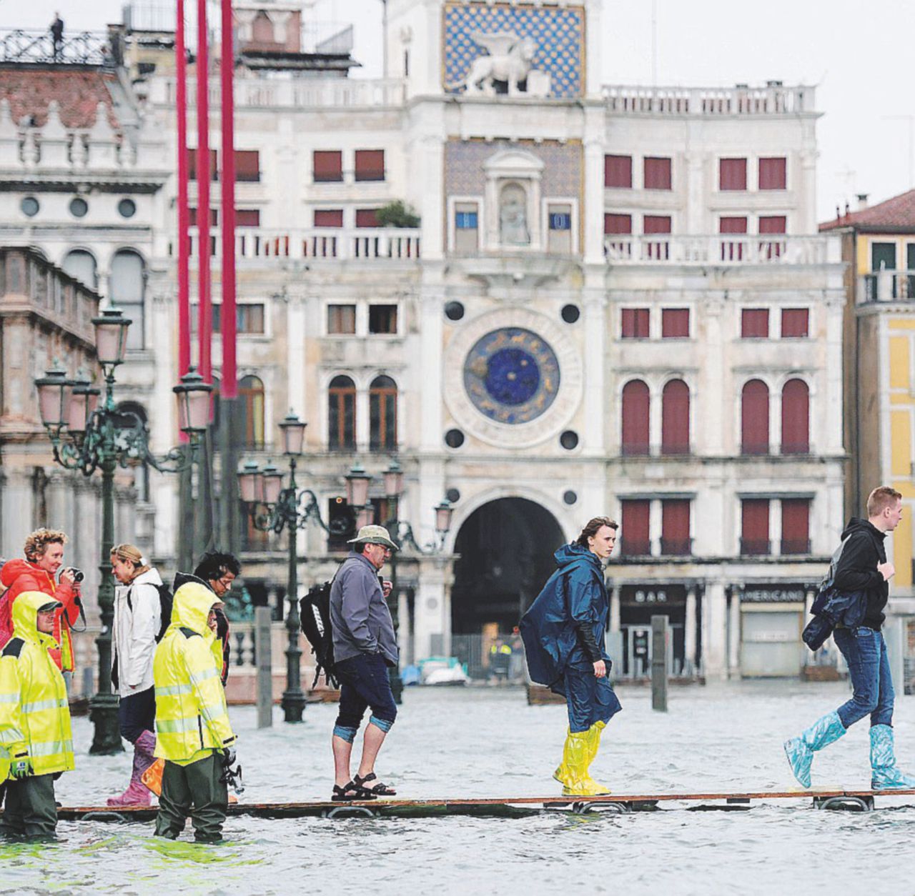 Pioggia, vento e alberi caduti: i morti sono sei