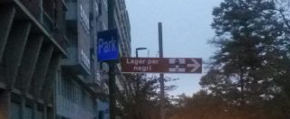 Copertina di Torino, cartello stradale “lager per negri” con immagine di Auschwitz affisso in centro: caccia all’autore