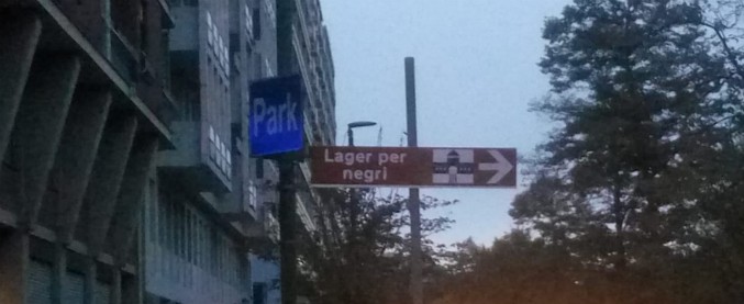 Torino, cartello stradale “lager per negri” con immagine di Auschwitz affisso in centro: caccia all’autore