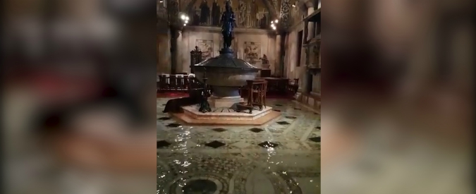 Copertina di Venezia, l’acqua invade la basilica di San Marco: rovinati portoni in bronzo e pavimento a mosaico. Le immagini