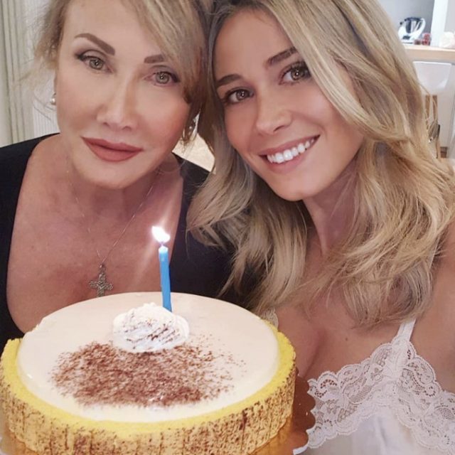 Diletta Leotta pubblica su Instagram una foto con la madre, il post invaso da commenti volgari e sarcastici: “Vogliamo pure la nonna”