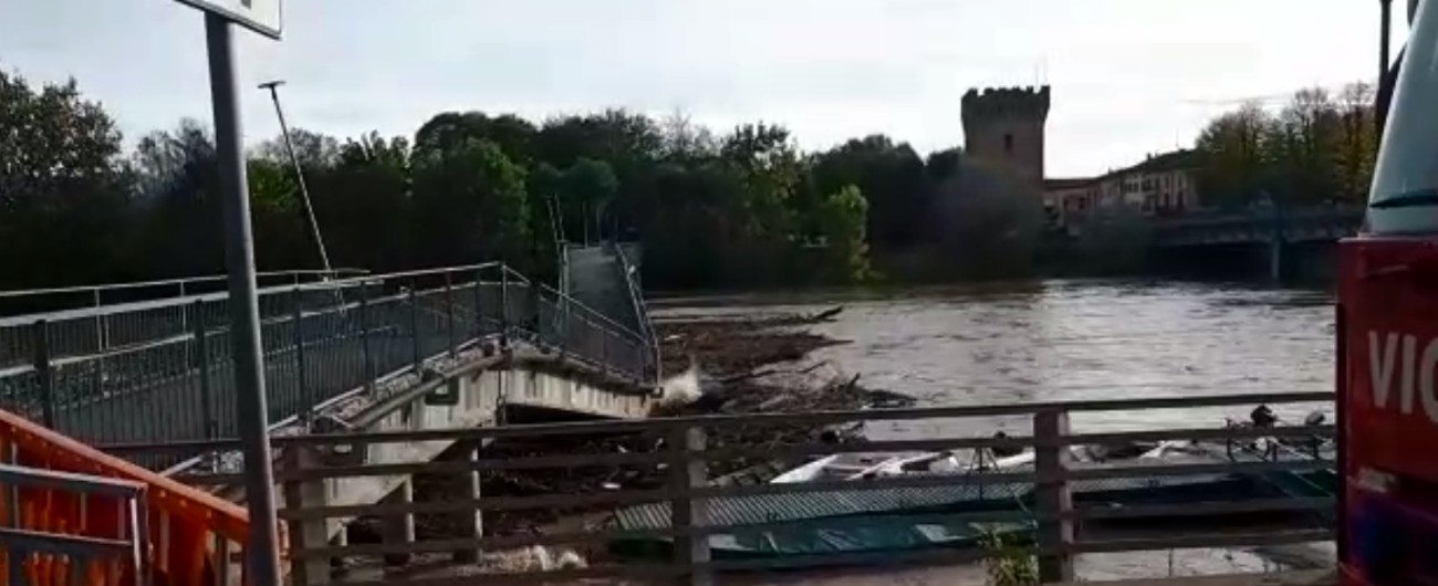 Copertina di Cremona, piena dell’Adda: crolla ponte pedonale a Pizzighettone. Frazione senza acqua e gas