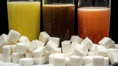 Copertina di Zucchero, in Italia ne mangiamo troppo: partita la campagna per una tassa sulle bevande come nel Regno Unito