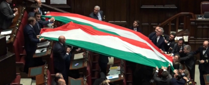 Copertina di Fratelli d’Italia srotola un’enorme bandiera tricolore in Aula e scoppia la bagarre. Scontro con Fico: “Continuate e vi espello”