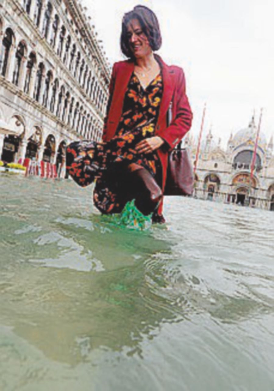 Maltempo, 12 morti. A Venezia danni a San Marco, paura a Como