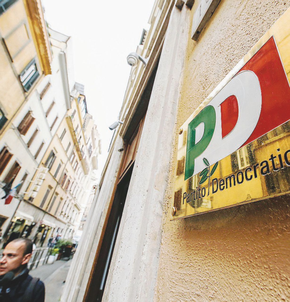 Copertina di Accuse e veleni sulle tessere al congresso del Pd a Roma