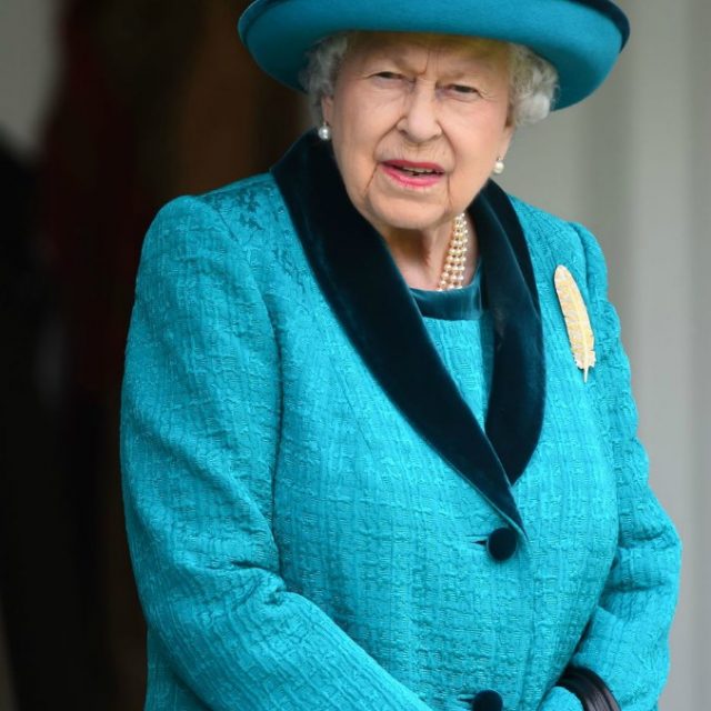 La Regina Elisabetta proibisce l’uso della parola “pregnant”: “volgare”