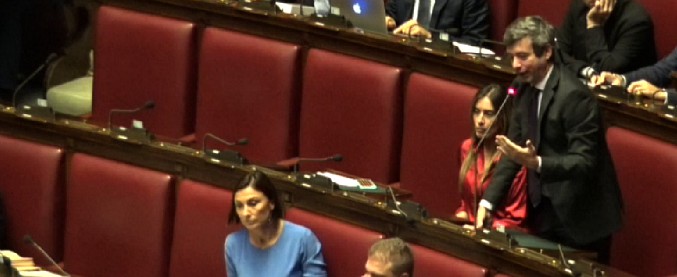 Copertina di Decreto Genova, Pd vs M5s e governo: “Condoni e fanghi nascosti nel decreto, porcate firmate Di Maio”