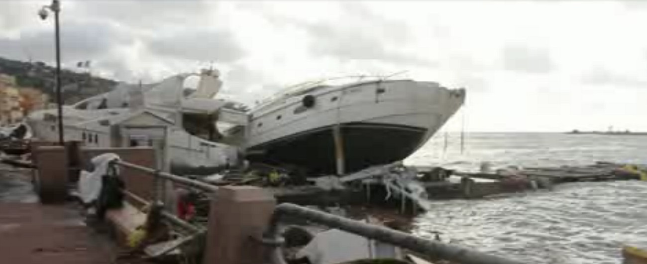 Copertina di Maltempo Liguria, Rapallo conta i danni: 200 barche distrutte da onde di 10 metri