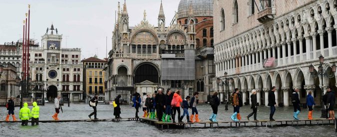 Acqua alta a Venezia, basta spendere soldi in opere inutili. La città va difesa dai turisti