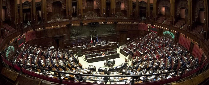 Parlamento, la battaglia di Forza Italia per non tagliarsi lo stipendio: “Indennità va calcolata in base al reddito passato”
