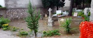 Copertina di Palermo, il maltempo non risparmia il cimitero. L’acqua copre le tombe nel giorno di Ognissanti