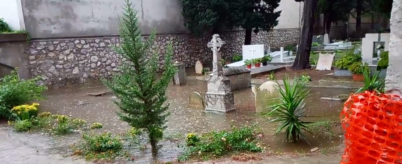 Copertina di Palermo, il maltempo non risparmia il cimitero. L’acqua copre le tombe nel giorno di Ognissanti
