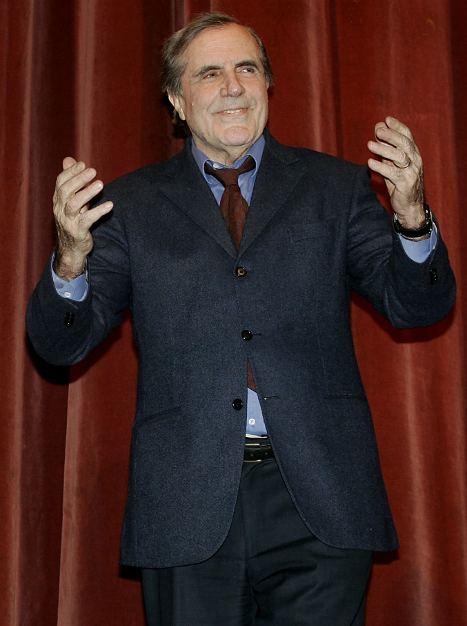 Copertina di E’ morto Carlo Giuffrè, addio all’ultimo interprete di De Filippo. Diceva: “A casa barcollo e mi ingobbisco. A teatro guarisco”