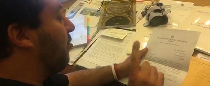 Copertina di Diciotti, Salvini apre la busta della procura in diretta Facebook: “Hanno chiesto l’archiviazione. Sono innocente”