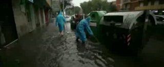 Copertina di Roma, allagamenti per colpa dei tombini ostruiti. Cittadini e commercianti cercano di liberarli con scope