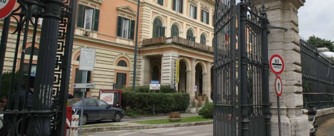 Copertina di Roma, la procedura d’acquisto era sbagliata e all’Umberto I non ci sono cateteri. L’infermiera ai malati: “Comprateli voi”
