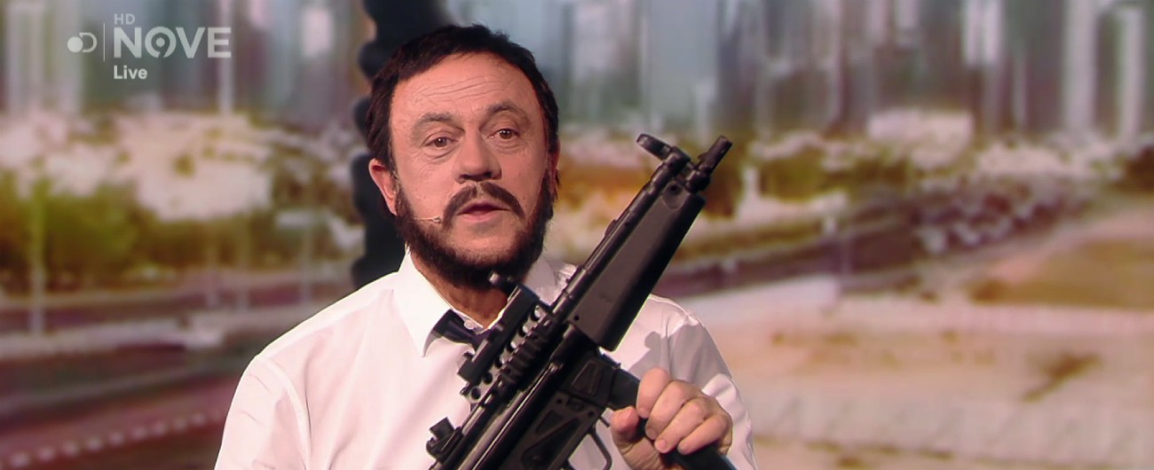 Copertina di Crozza-Salvini innamorato del Qatar: “Arabi? Basta che paghino. Qui per vendergli mitra italiani fatti dalle nostre mucche”