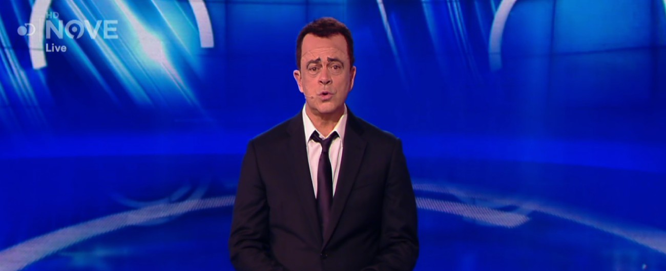 Copertina di Crozza-Di Maio legge le risposte su Wikipedia: “L’Italia? Si trova di fronte a una pagina di… disambiguazione”