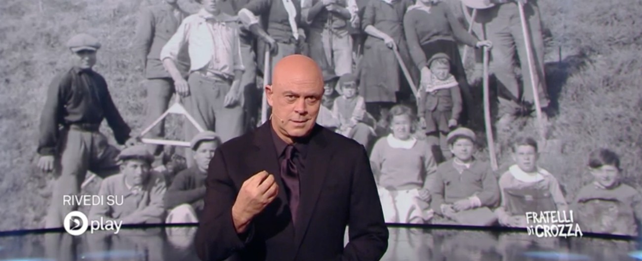 Copertina di Natalità, il monologo amaro di Crozza: “Un campo per il terzo figlio? Pensa che arretrati quelli che ti danno gli sgravi fiscali…”