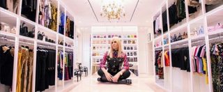 Copertina di Donatella Versace apre il suo guardaroba: “Me lo avete chiesto in tanti…”. Il risultato? Giudicate voi