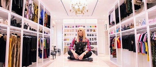 Donatella Versace apre il suo guardaroba: “Me lo avete chiesto in tanti…”. Il risultato? Giudicate voi