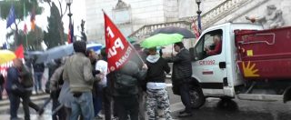 Copertina di Roma, sit-in dei dipendenti Ama in Campidoglio: urla e proteste contro il collega al lavoro