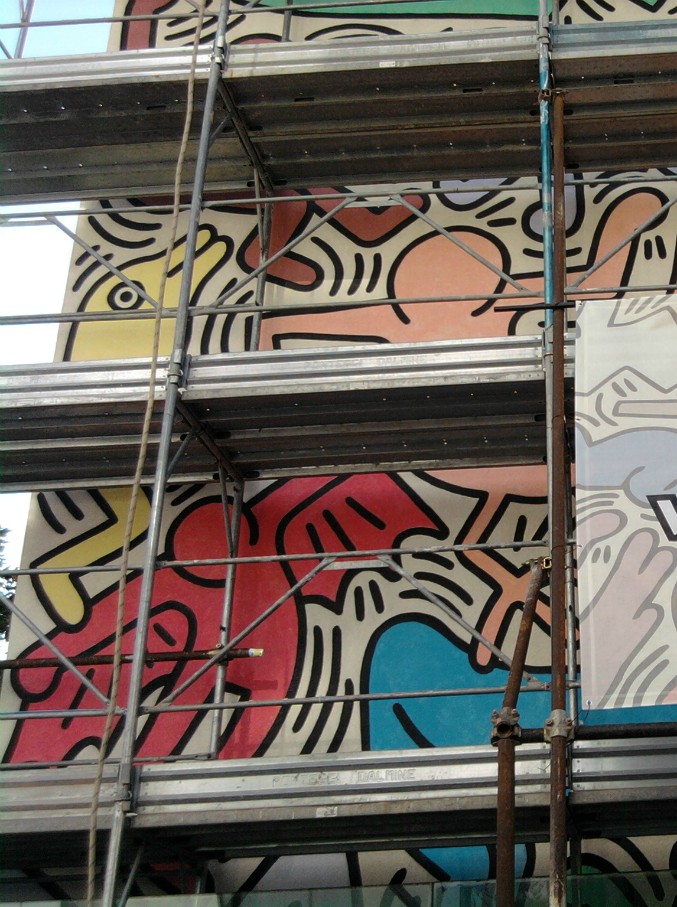 Copertina di Keith Haring, corsa contro il tempo per salvare i suoi murales dal degrado: il restauro affidato a un team di scienziati italiani