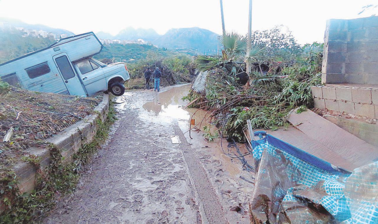 Copertina di Casteldaccia, Italia: perché i Comuni non demoliscono. In Sicilia eseguita un’ordinanza di abbattimento su 8