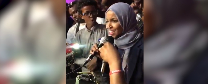 Copertina di Midterm 2018, eletta la rifugiata e musulmana Ilhan Omar: “La prima a indossare l’hijab. Sarò l’incubo di Trump”